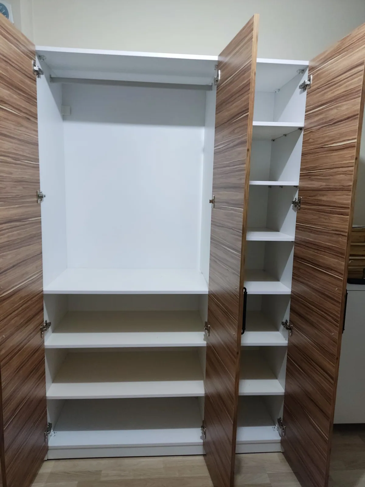 Ahşap desenli gardırobun raf, askı ve çekmeceli iç düzeni