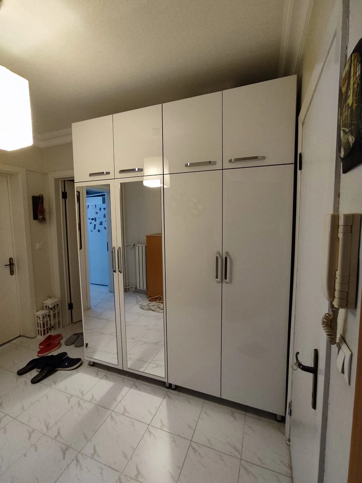 Tam boy aynası, beyaz kapakları ve açık raflarıyla antre dolabı
