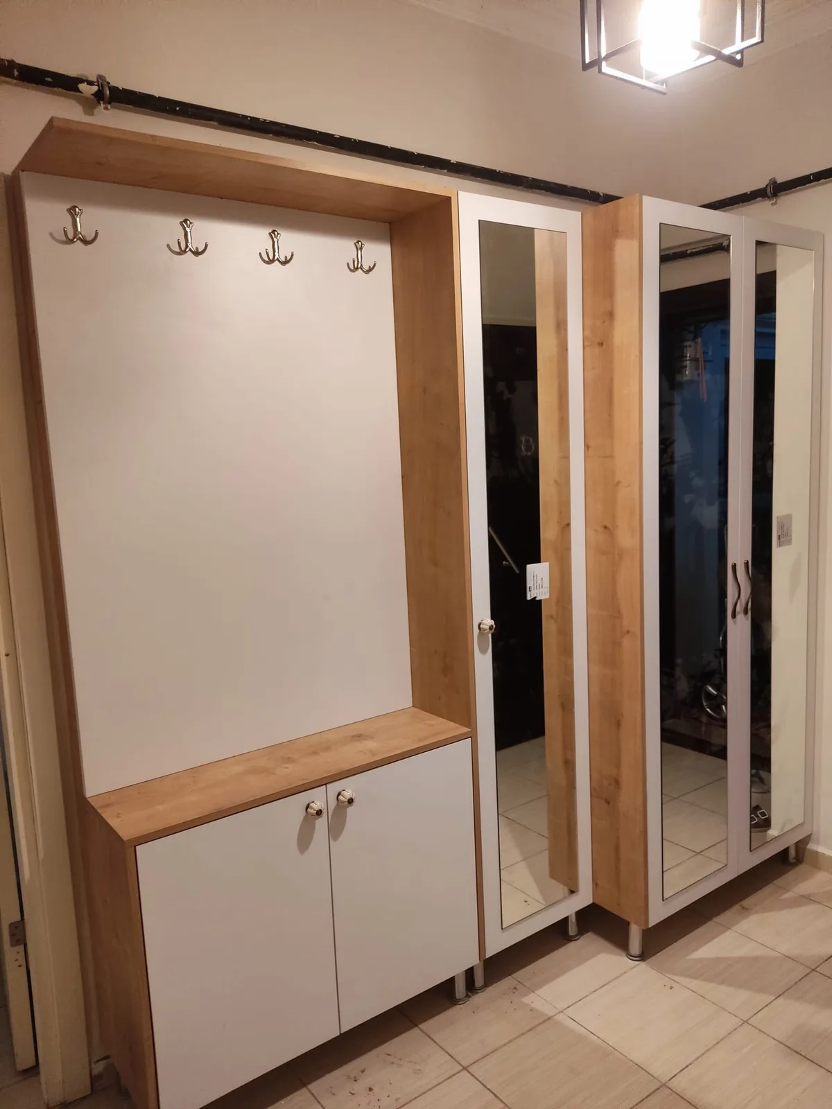 Ahşap desenli çerçeve, beyaz kapaklar ve tam boy aynalarla portmanto