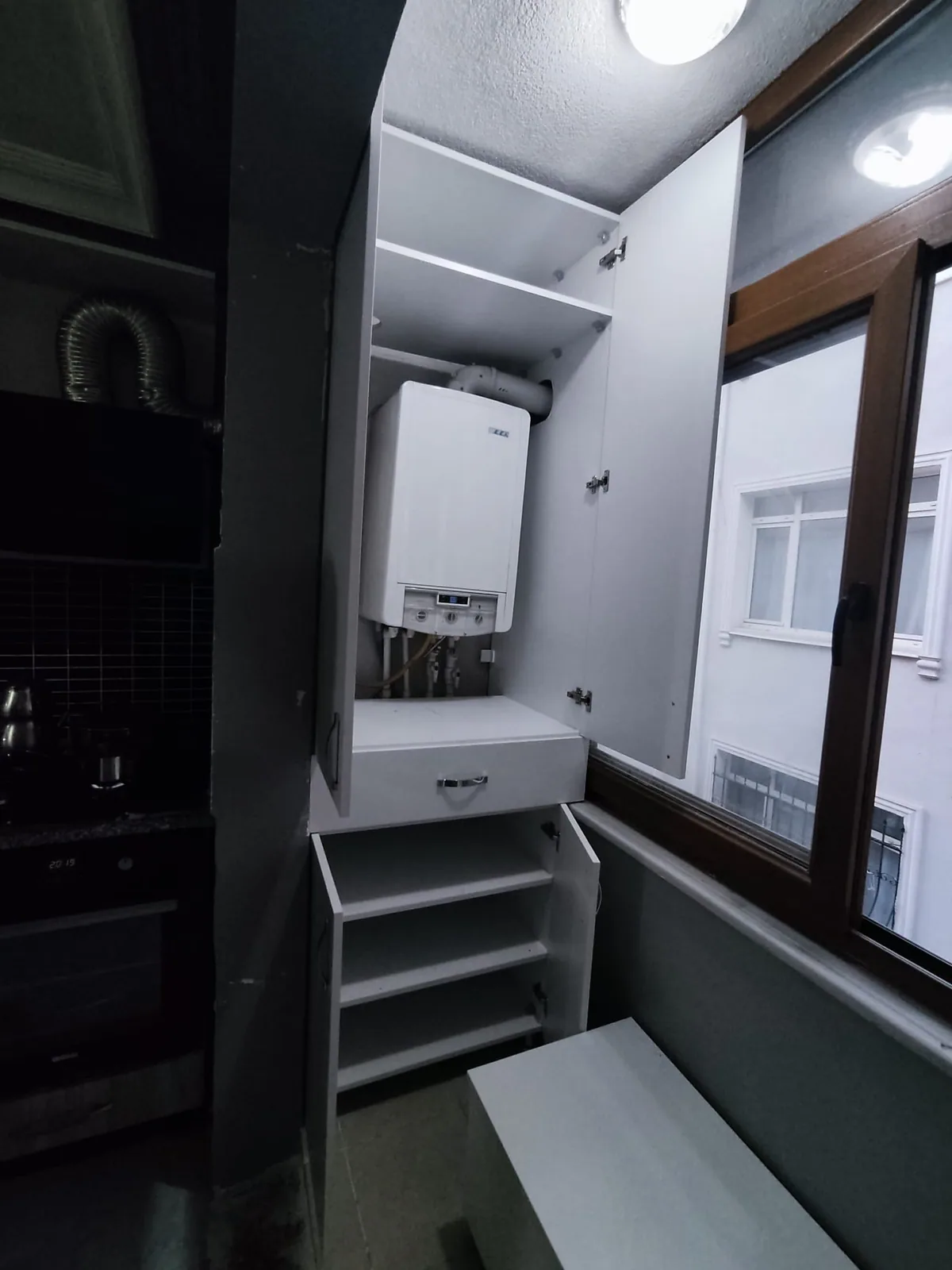 Balkon dolabının boy dolabı, açık raf ve bank yerleşimi