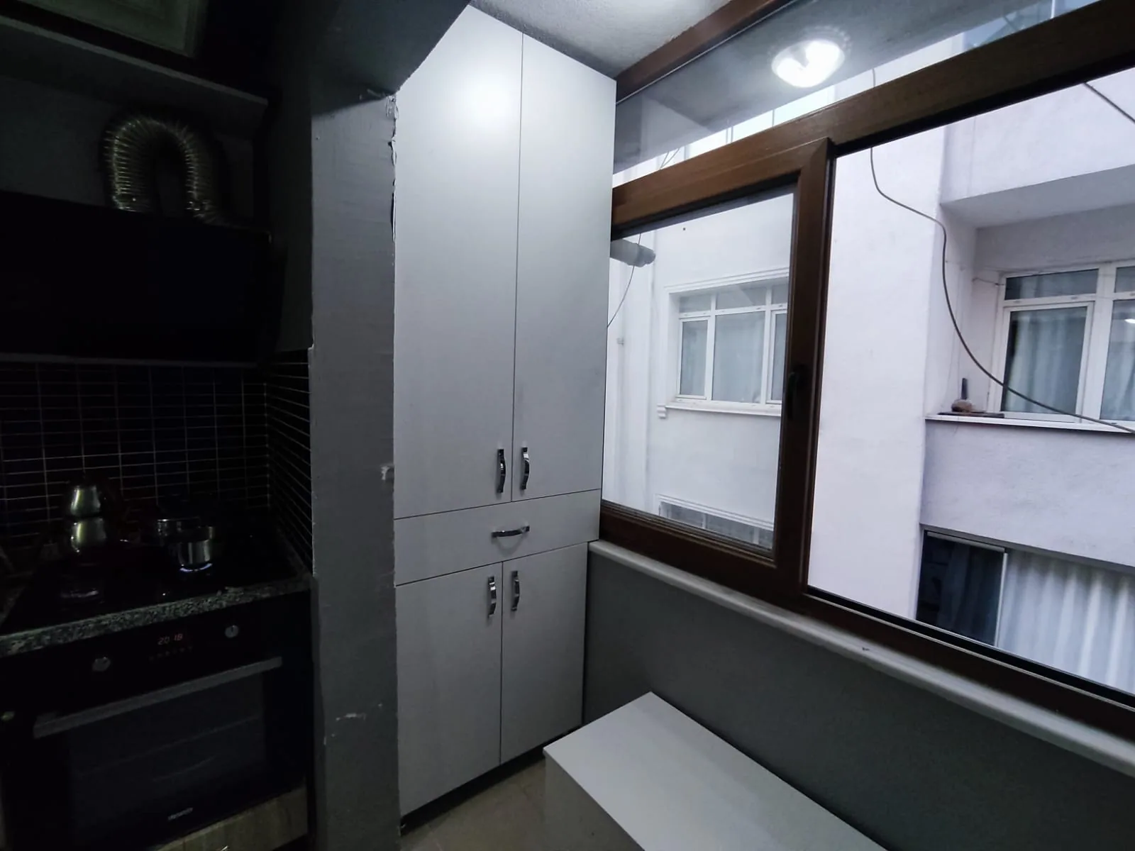 Balkon mobilyasının karşıdan görünen pencere çevresi yerleşimi