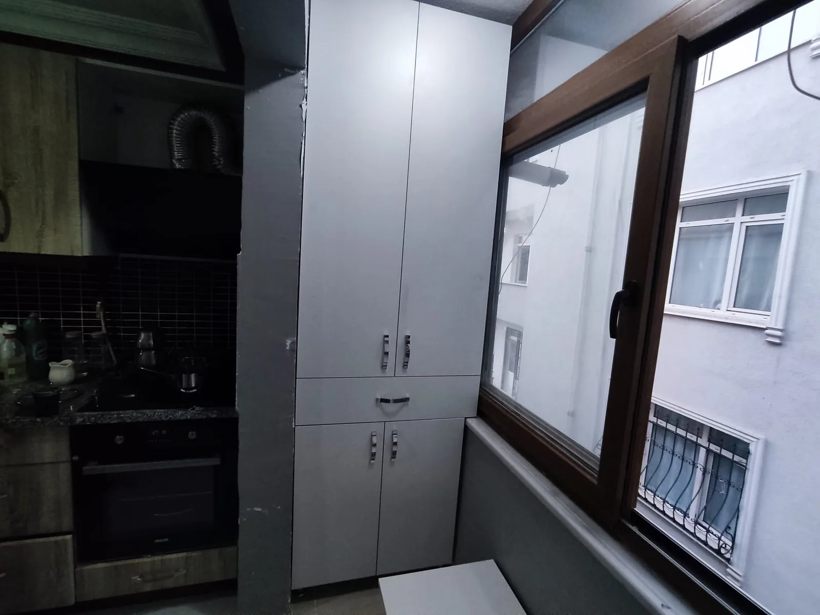 Camlı üst kapaklar ve alt depolama bölümleriyle balkon dolabı