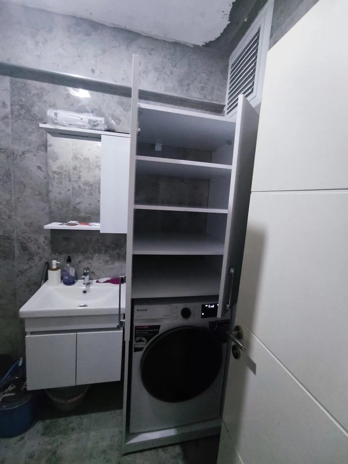 Çamaşır makineleri, lavabo dolabı ve açık raflı banyo depolaması