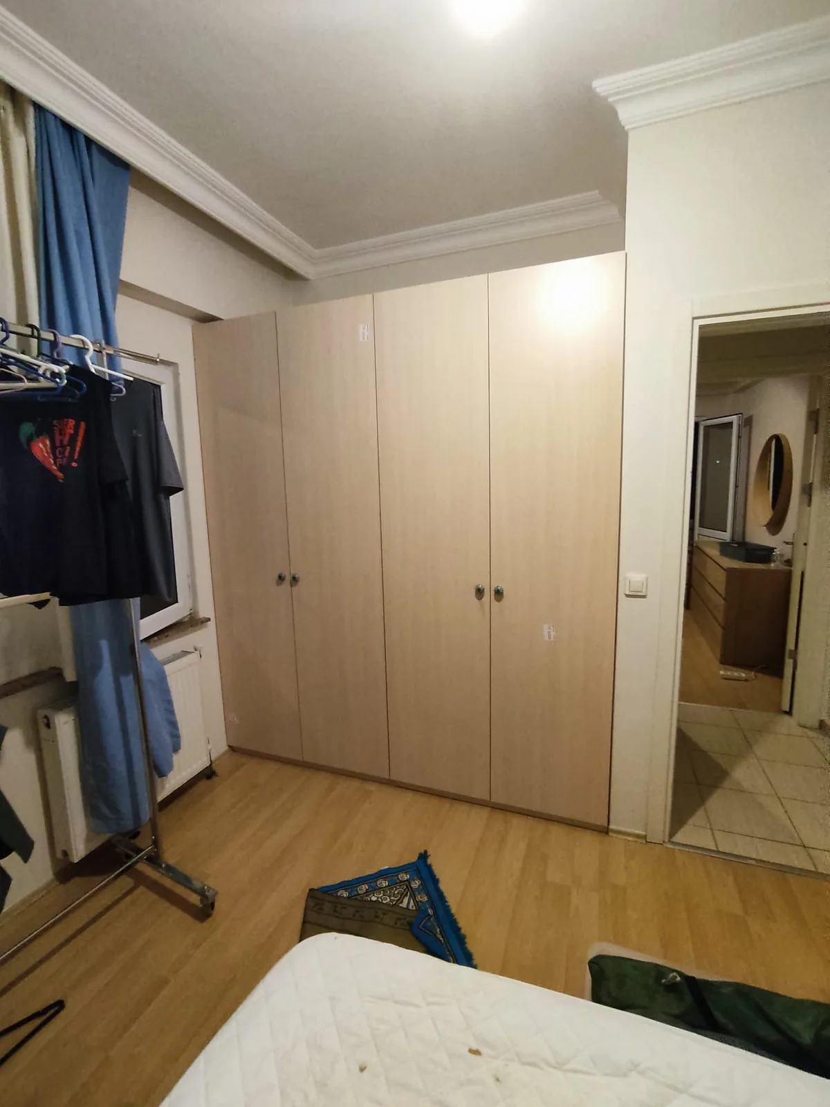İki duvarda devam eden bej kapaklı köşe gardırop