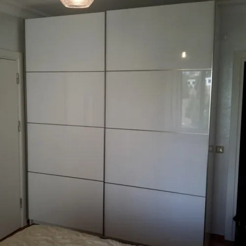 Kapakları kapalı beyaz sürgü gardırop