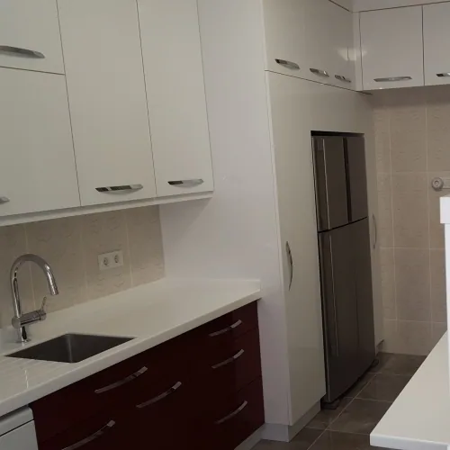 Bordo beyaz mutfak dolaplarının tezgâh ve boy modül görünümü