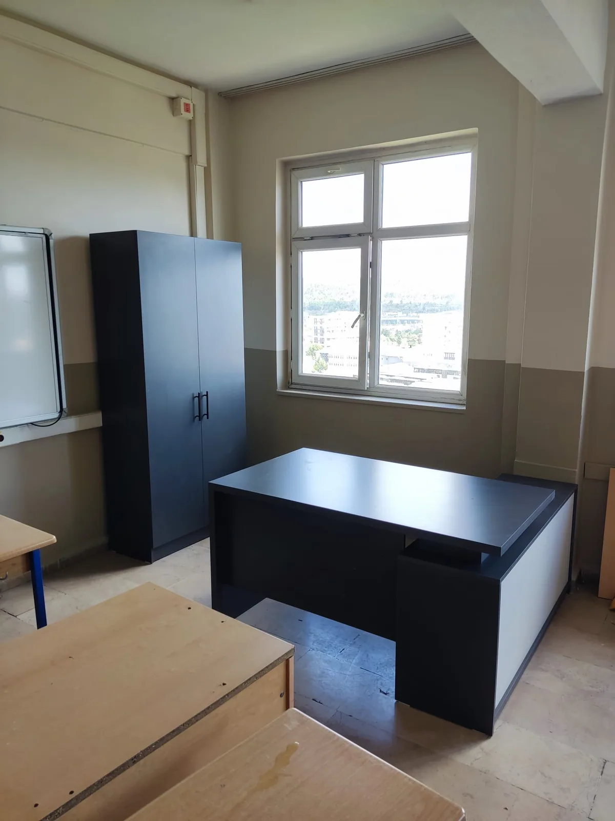 Çekmeceli çalışma masası, boy dolabı ve duvar rafıyla ofis ünitesi