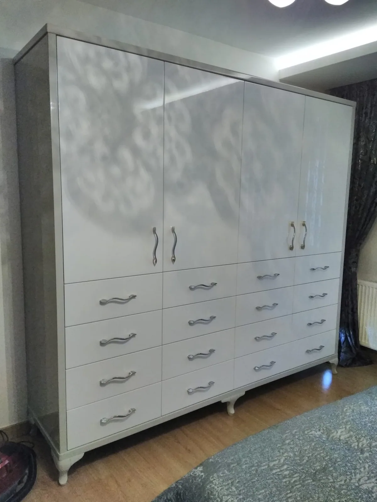 Beyaz gardırobun çiçek desenli merkez kapak detayları
