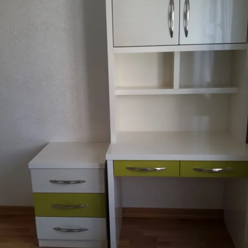 Çekmeceli masa, açık raf ve üst dolaplı çocuk çalışma alanı