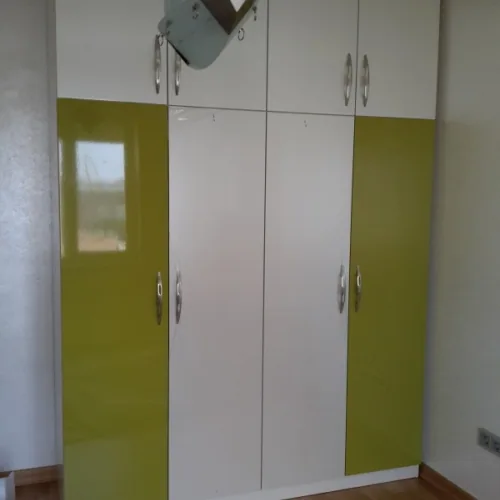 Açık nişi, kapaklı bölümleri ve alt çekmeceleriyle çocuk gardırobu