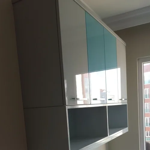 Çekmeceli, kapaklı ve açık raflı beyaz asma konsol