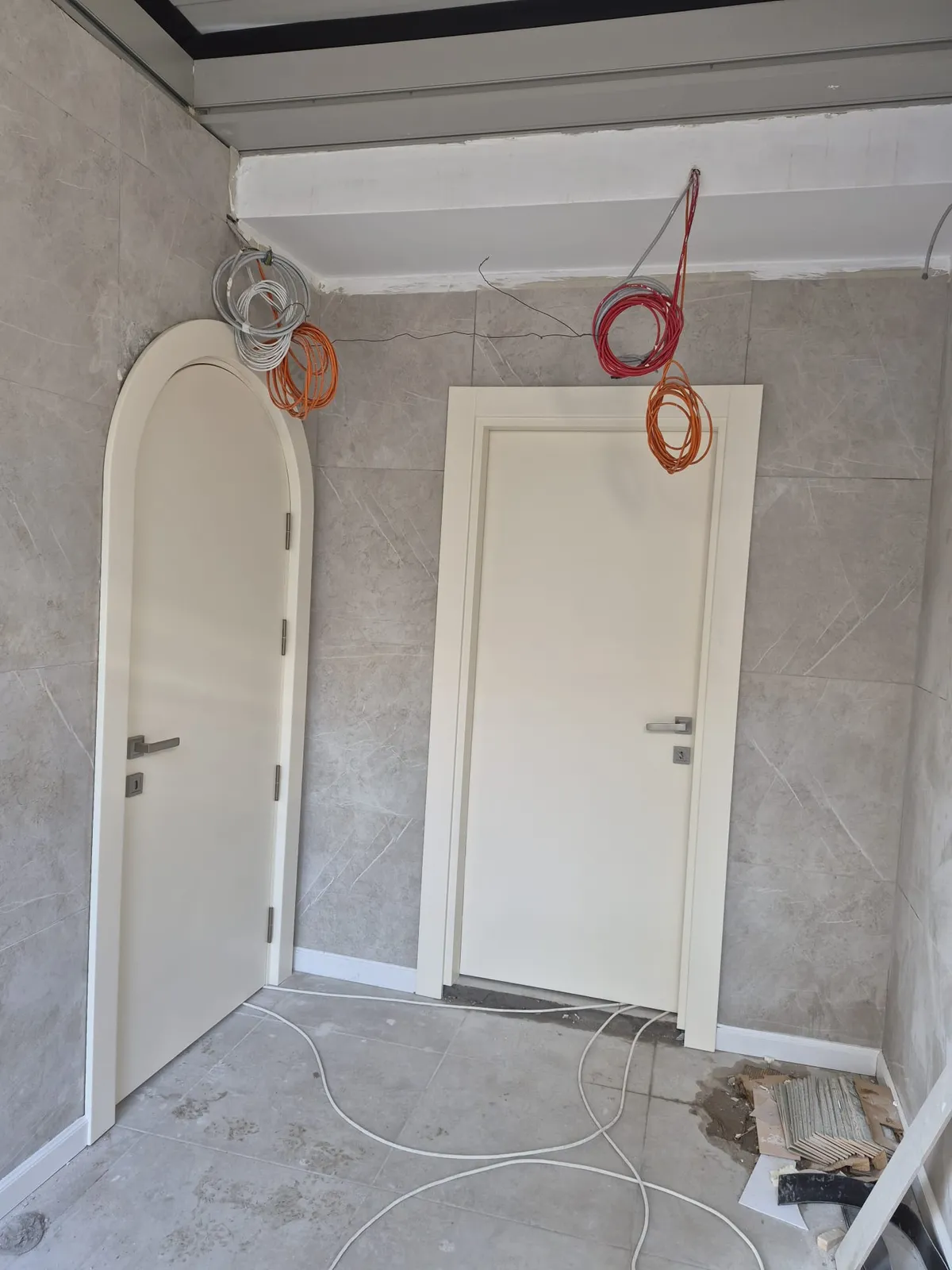 Aynı mekânda kemerli ve düz beyaz kapıların kasalı uygulaması