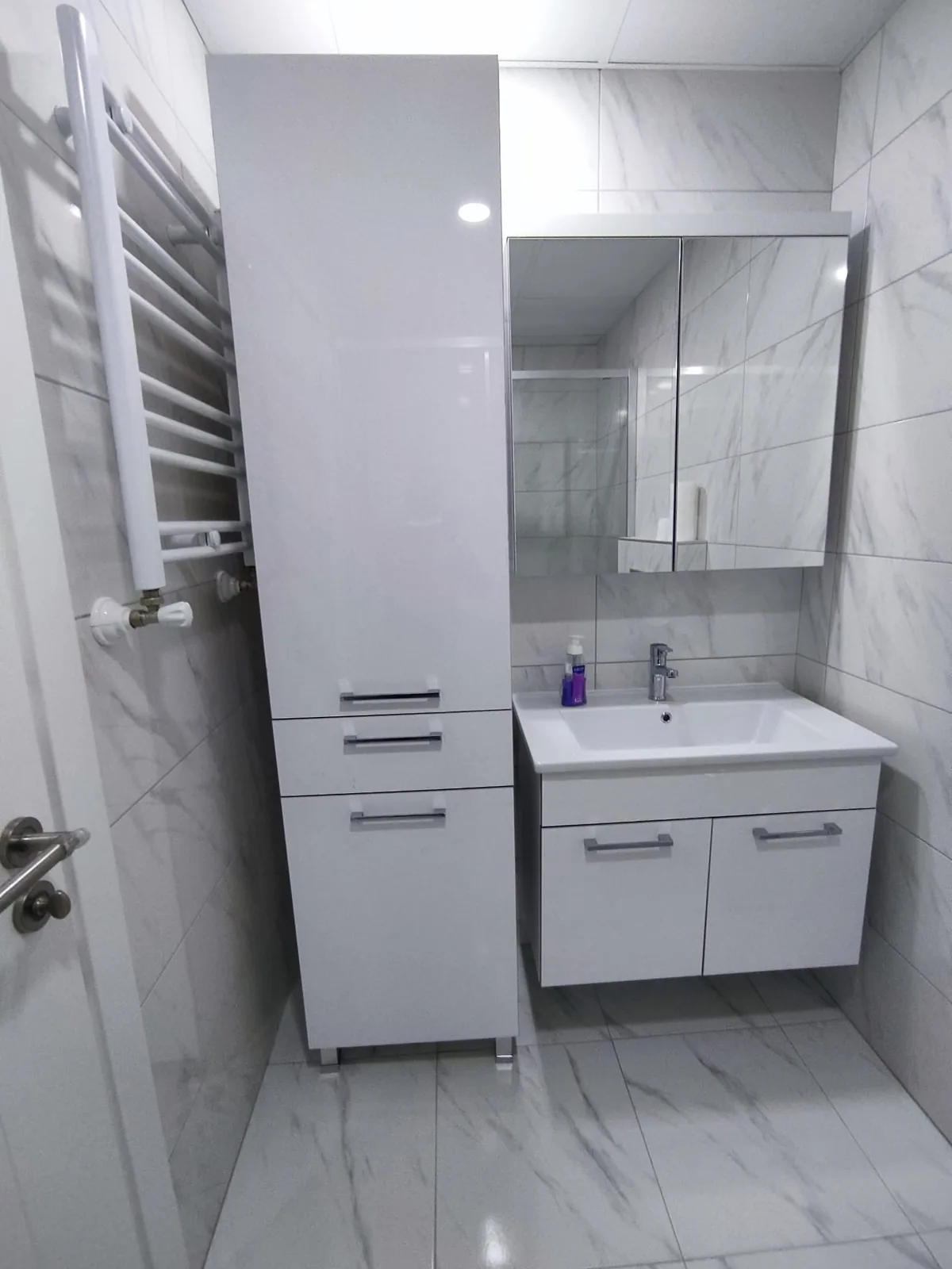 Lavabo, aynalı üst dolap ve beyaz boy dolabıyla kompakt banyo mobilyası