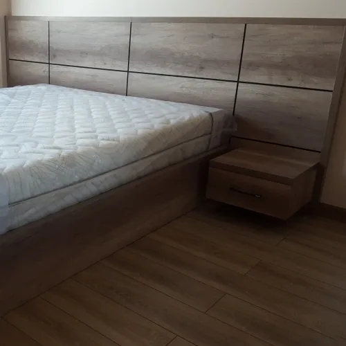 Geniş panel yatak başı, komodinler ve karyola uygulaması