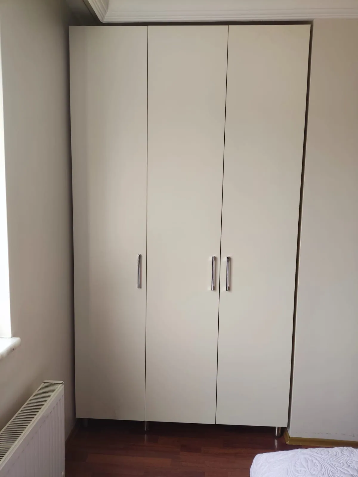 Kapaklı bölümleri, açık rafları ve çekmeceleriyle beyaz gardırop