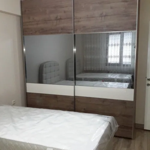 Yatak odası dolap takımının farklı gardırop görünümü