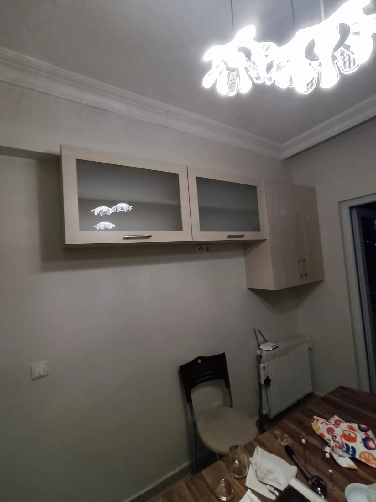 Yatak üstü dolabın köşe modülü ve camlı kapak görünümü