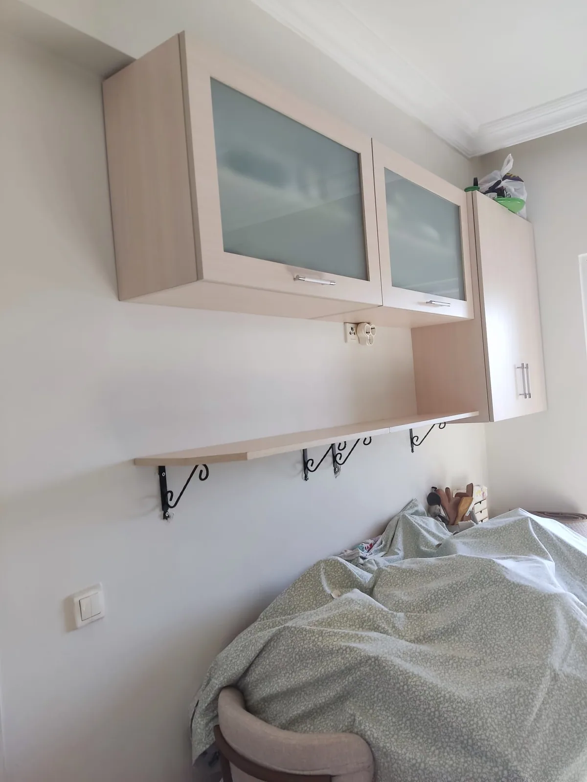 Duvar dolabının alt askı hattı ve kapaklı modülleri