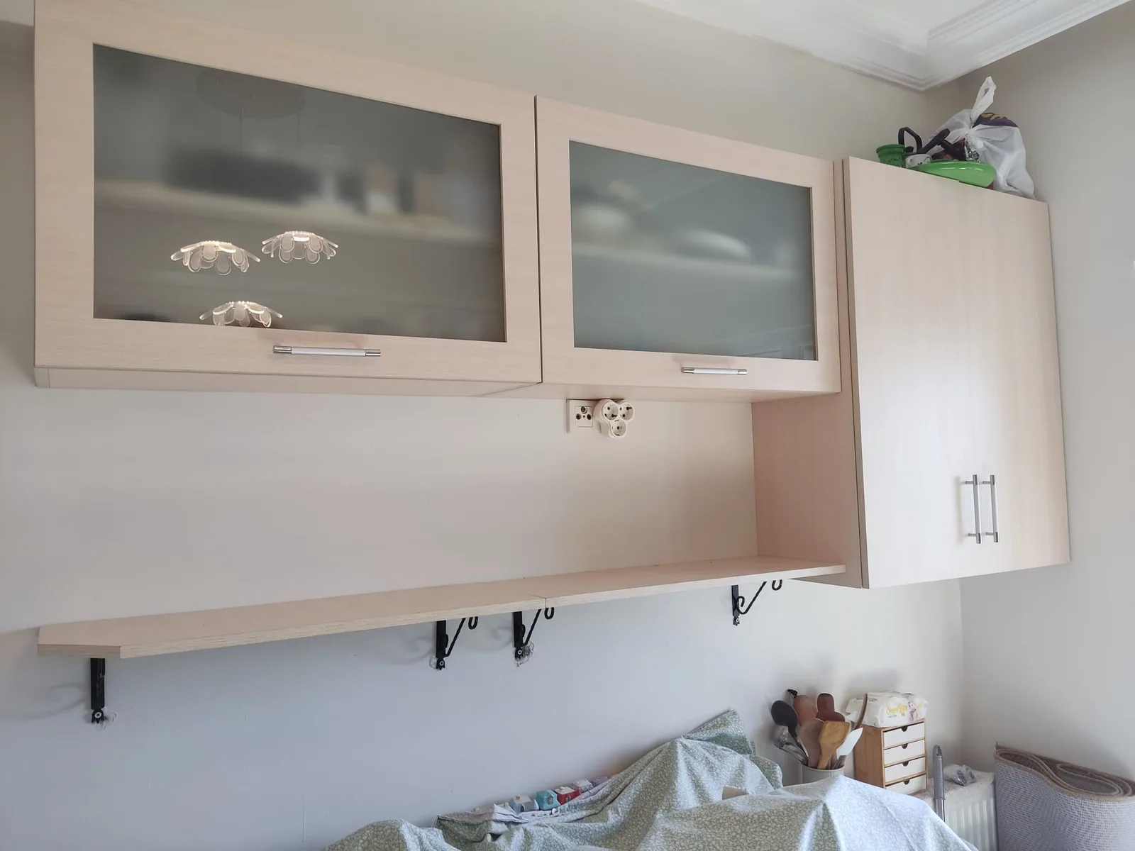 Camlı kapaklar ve açık alt alanla yatak üstü duvar dolabı
